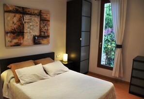 2 عدّة غرف نوم ومكواة/لوح كي وواي فاي مجانًا وملاءات أسرّة