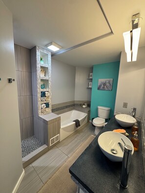 Shower, eco-friendly toiletries, hair dryer, towels - Spacious home near Torch Lake w/custom back patio, steps away from public access (Alden)