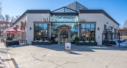 Spacious Downtown 2-Bed: AC, Secure Underground Parking. Saddledome + Stampede