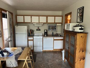 Kjøleskap, mikrobølgeovn, ovn og kokeplater