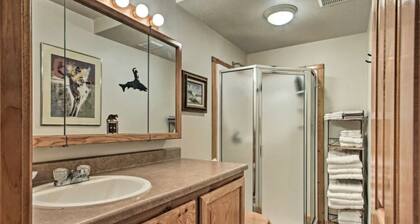 Mtn View Beauty- Walk to Slopes & Lake Lavinski- Top Rated Condo-Sleeps 5-Cheap