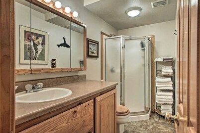 Mtn View Beauty- Walk to Slopes & Lake Lavinski- Top Rated Condo-Sleeps 5-Cheap 