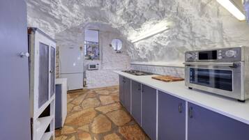 Geladeira, cooktop, chaleira elétrica, torradeira