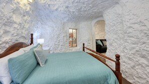 3 bedrooms, desk, soundproofing, iron/ironing board - Underground Dugout - Outback Plains View (White Cliffs)