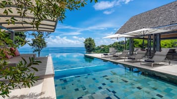 Außenpool, Sonnenschirme, Liegestühle