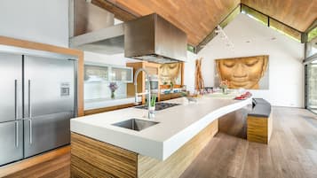 Großer Kühlschrank, Mikrowelle, Ofen, Geschirrspüler