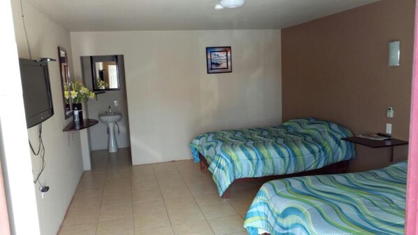 Habitación, 2 camas matrimoniales, con acceso para personas discapacitadas | 2 habitaciones y wifi gratis 