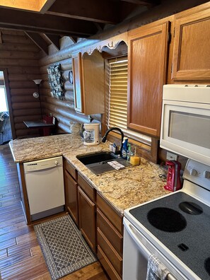 Kjøleskap, mikrobølgeovn, ovn og kokeplater