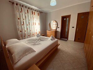 3 habitaciones, tabla de planchar con plancha, wifi y ropa de cama