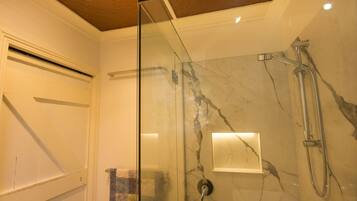 Cottage | Badkamer | Een douche, een regendouche, een haardroger, handdoeken