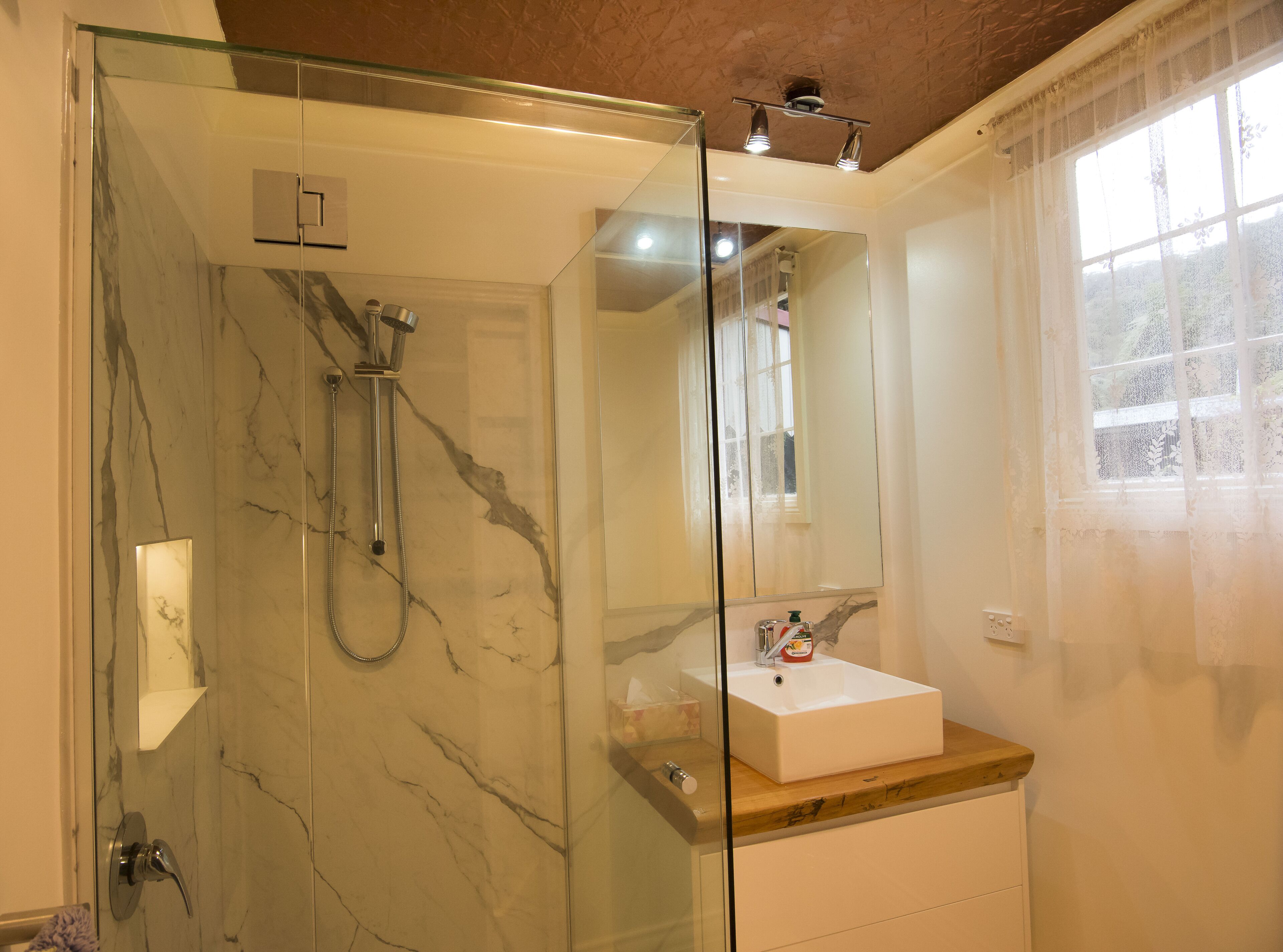 Cottage | Bathroom | Shower, rainfall showerhead, hair dryer, towels