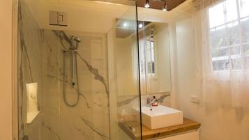 Cottage | Bathroom | Shower, rainfall showerhead, hair dryer, towels