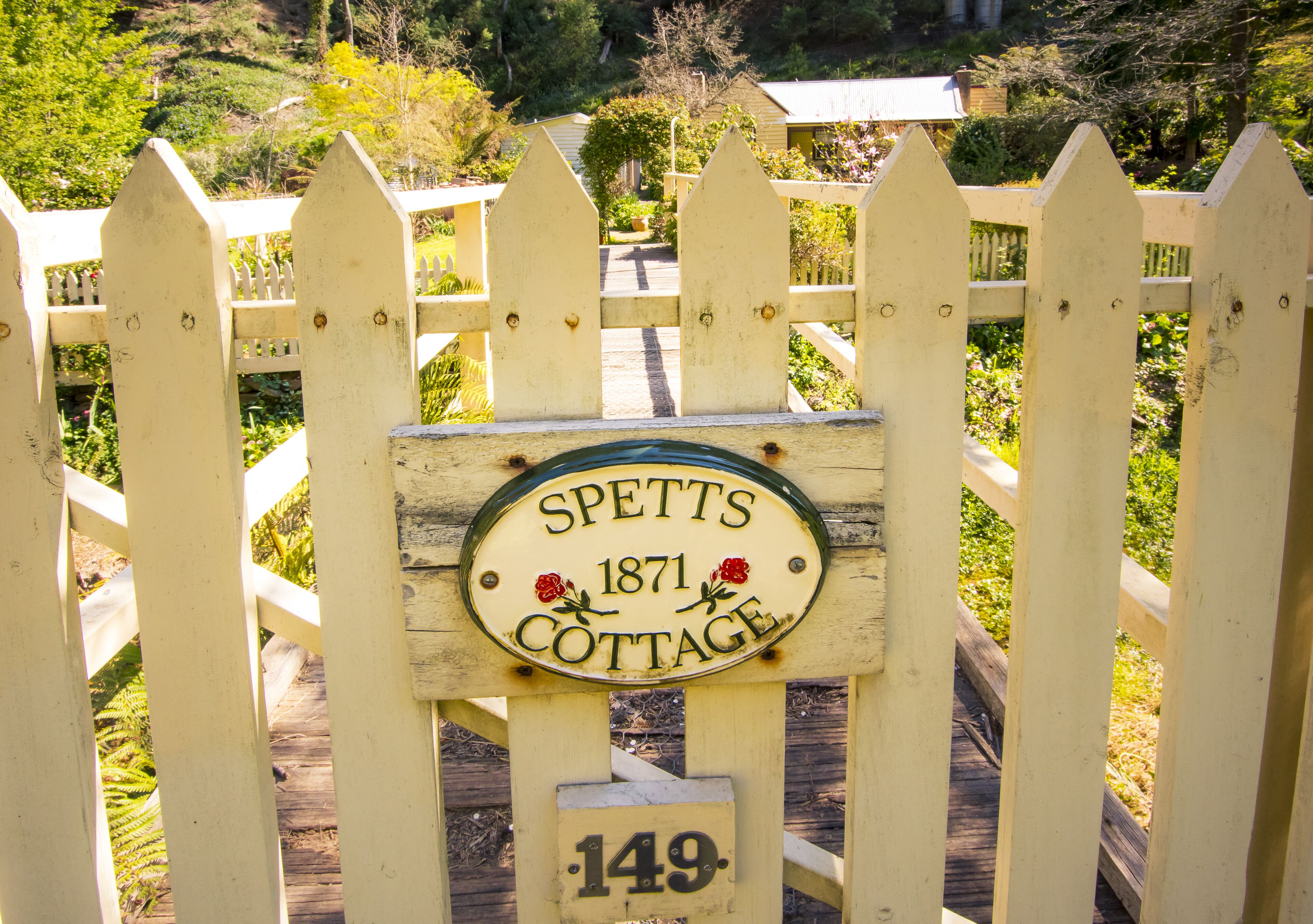 Pintu masuk properti