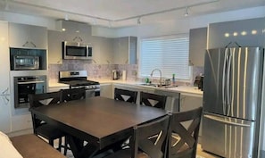 Refrigerador, microondas y tostadora