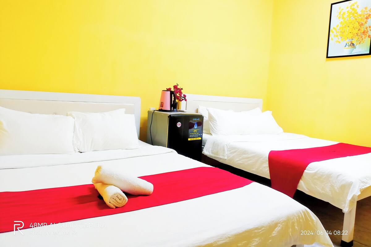 Quarto casal luxo | Roupas de cama antialérgicas, frigobar, escrivaninha
