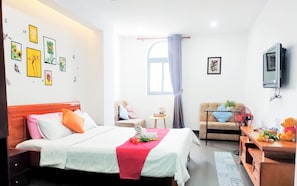 Quarto família | Roupas de cama antialérgicas, frigobar, individualmente mobiliados