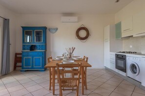 Fridge, oven, stovetop, cookware/dishes/utensils
