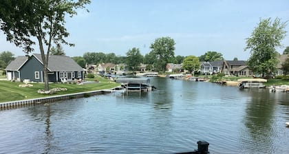 Fully remodeled 3 bed, 2 bath on Gun Lake. Sleeps 9!