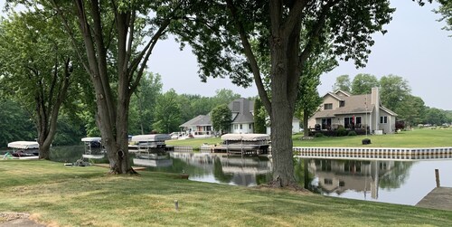 Fully remodeled 3 bed, 2 bath on Gun Lake. Sleeps 9!