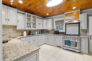 Micro-ondes, four, plaque de cuisson