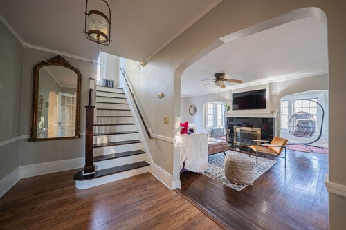 Modern Antique 5BR Home w/ Expansive Master Suite