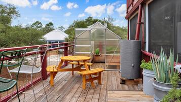 House, Multiple Beds (Wales Pod) | Outdoor dining