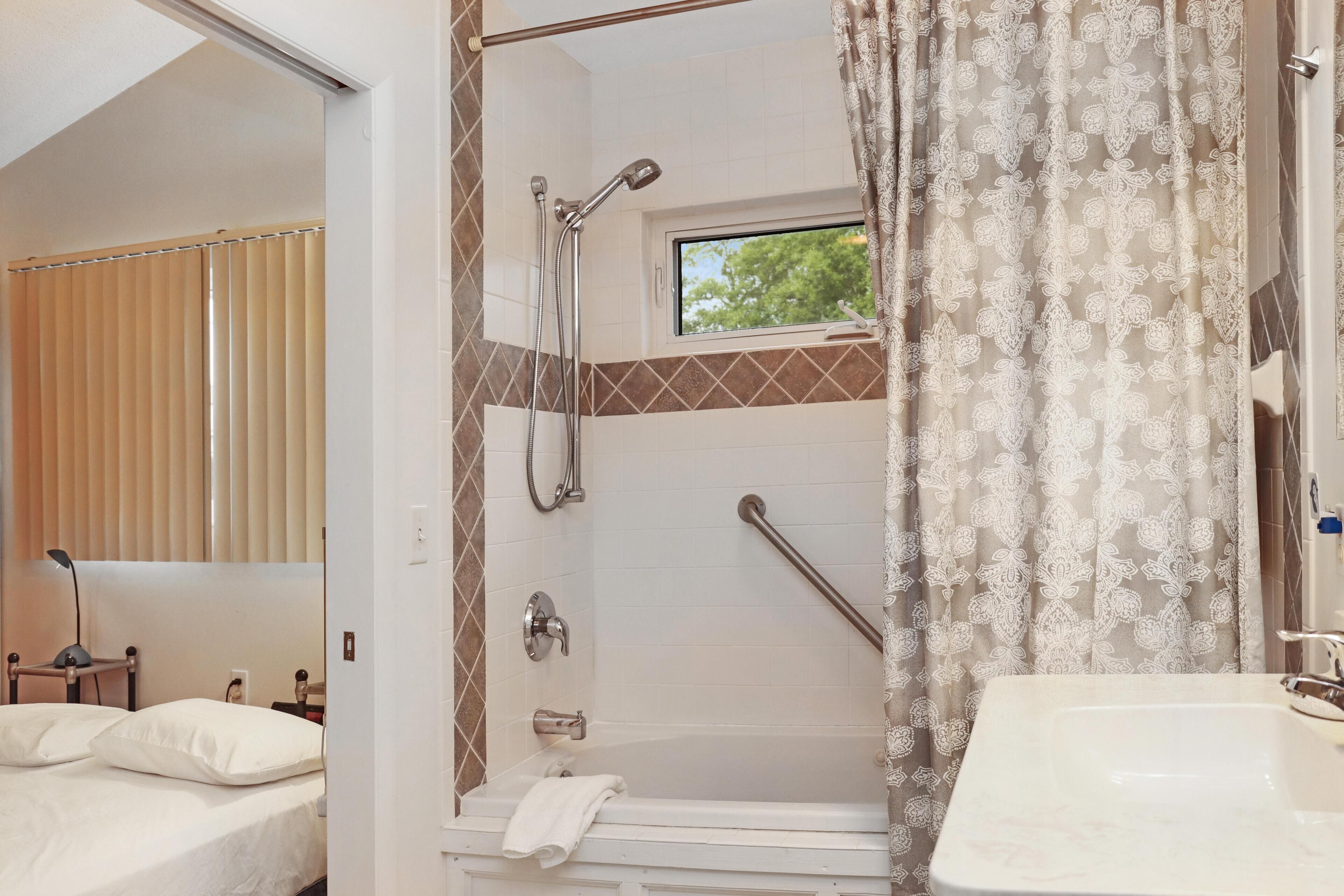House, Multiple Beds (Wales Pod) | Bathroom