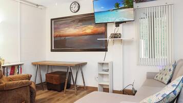 House, Multiple Beds (Wales Pod) | Living area