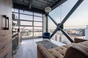 Deluxe Loft, 1 Katil Ratu (Queen), Kitchenette, City View (4) | Ruang tamu | 75 inci sebuah televisyen pintar dengan kabel, TV, Netflix