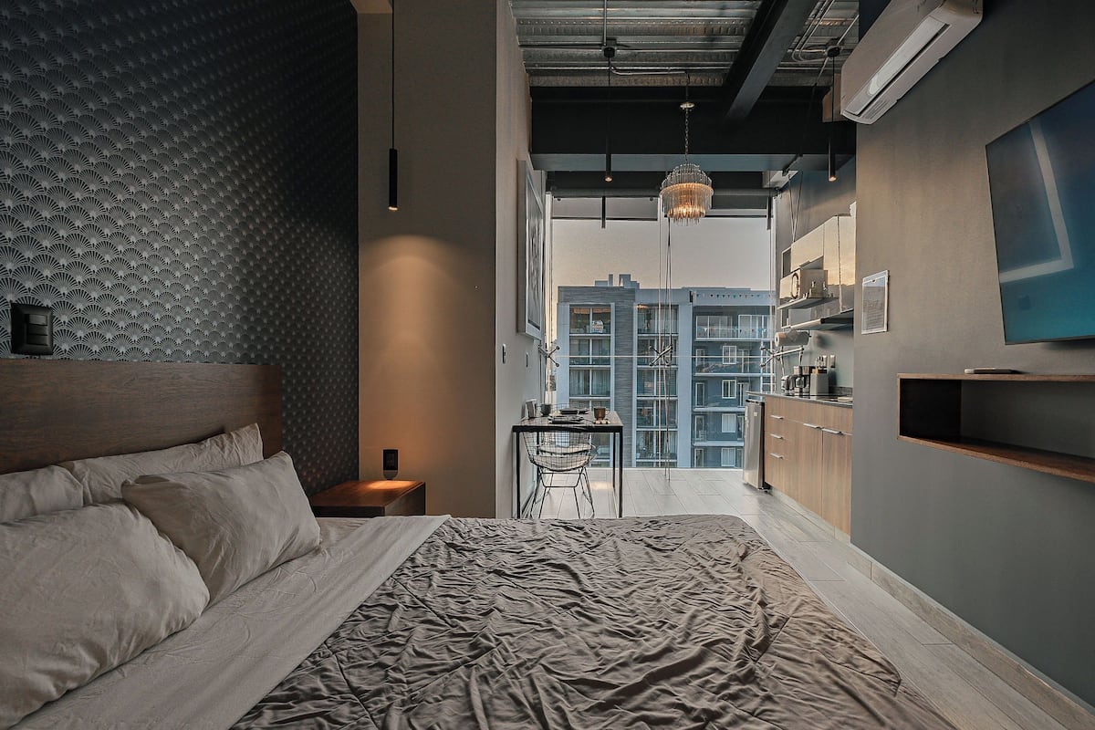 Deluxe-Loft, 1 Queen-Bett, Kochnische, Stadtblick (2) | 1 Schlafzimmer, hochwertige Bettwaren, Daunenbettdecken