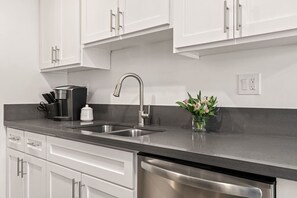 Fridge, microwave, oven, stovetop - East Village Arts District, King Suite w/ Sofa Bed (Long Beach)