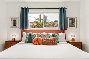 1 Schlafzimmer, Schreibtisch, Bügeleisen/Bügelbrett, Reisekinderbett