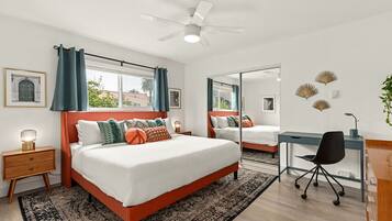 1 habitación, escritorio, tabla de planchar con plancha y cuna de viaje