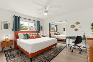 1 habitación, escritorio, tabla de planchar con plancha y cuna de viaje 