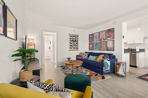 TV, Netflix, Hulu, streaming services - East Village Arts District, King Suite w/ Sofa Bed (Long Beach)