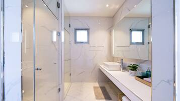 Hårtork, bidé, handdukar och tvål