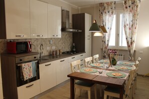 Full-sized fridge, microwave, oven, stovetop - Aurora BnB (Pisa)