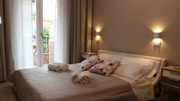 Superior-Zimmer | Daunenbettdecken, Betten mit Memory-Foam-Matratzen, kostenlose Minibar