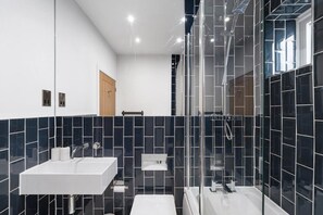 Badewanne, Haartrockner, Handtücher