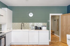 Een koelkast, een magnetron, een oven, een kookplaat
