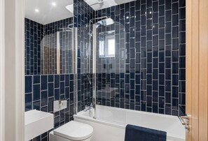 Baignoire, séchoir à cheveux, serviettes fournies