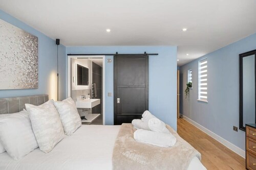 Modern Apartment w/ Parking nr Seafront