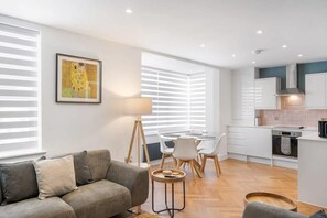 TV, fireplace, stereo, offices - Modern Apartment w/ Parking nr Seafront (Paignton)