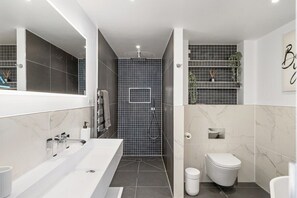 Badewanne, Haartrockner, Handtücher