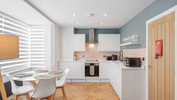 Coffee/tea maker, fridge, microwave, oven