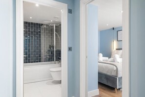 Bathtub, hair dryer, towels - Spacious Apartment, 1 Minute from Seafront (Paignton)