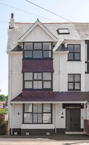 Exterior - Spacious Apartment, 1 Minute from Seafront (Paignton)