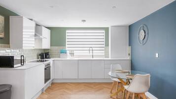 Coffee/tea maker, fridge, microwave, oven