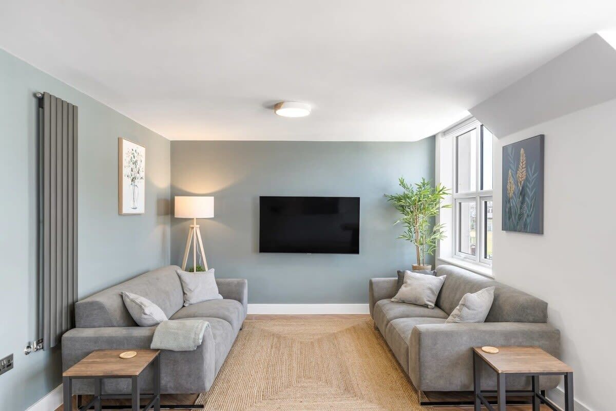 TV, peis, stereoanlegg og kontorer