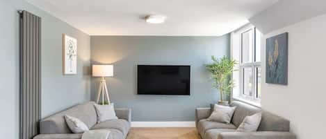 TV, peis, stereoanlegg og kontorer